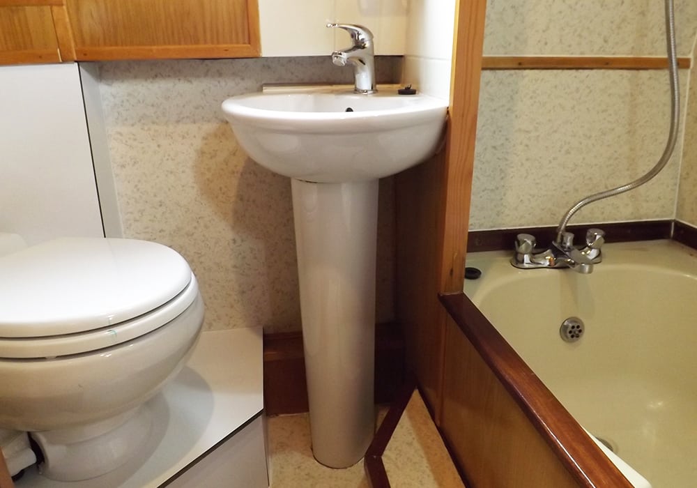 Foxhunter Boat Page hip bath room