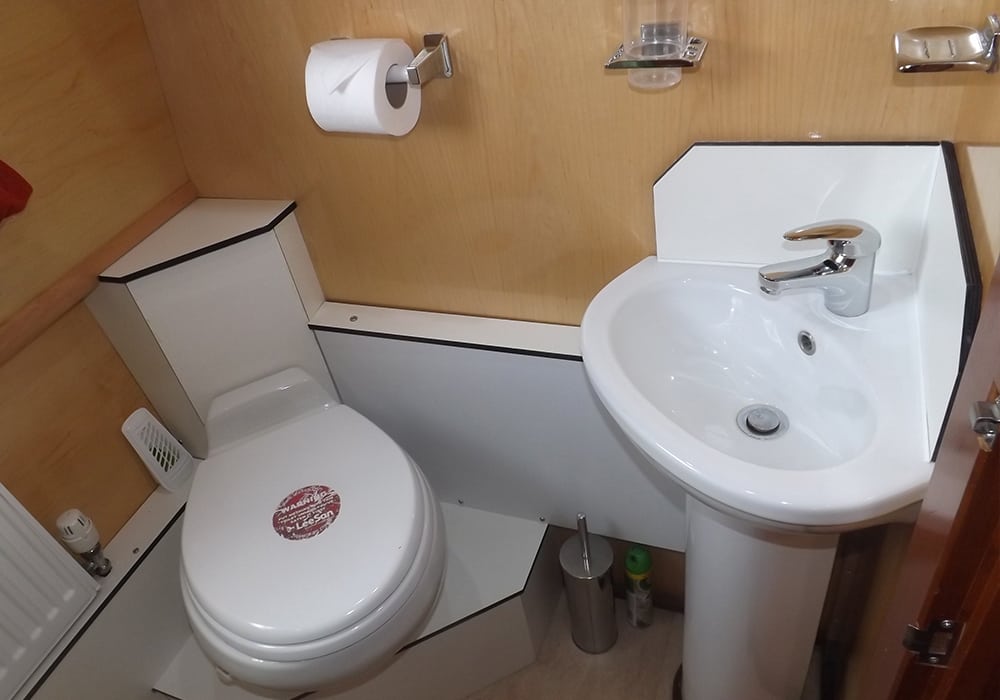 Lazy Fox Boat Page bathroom