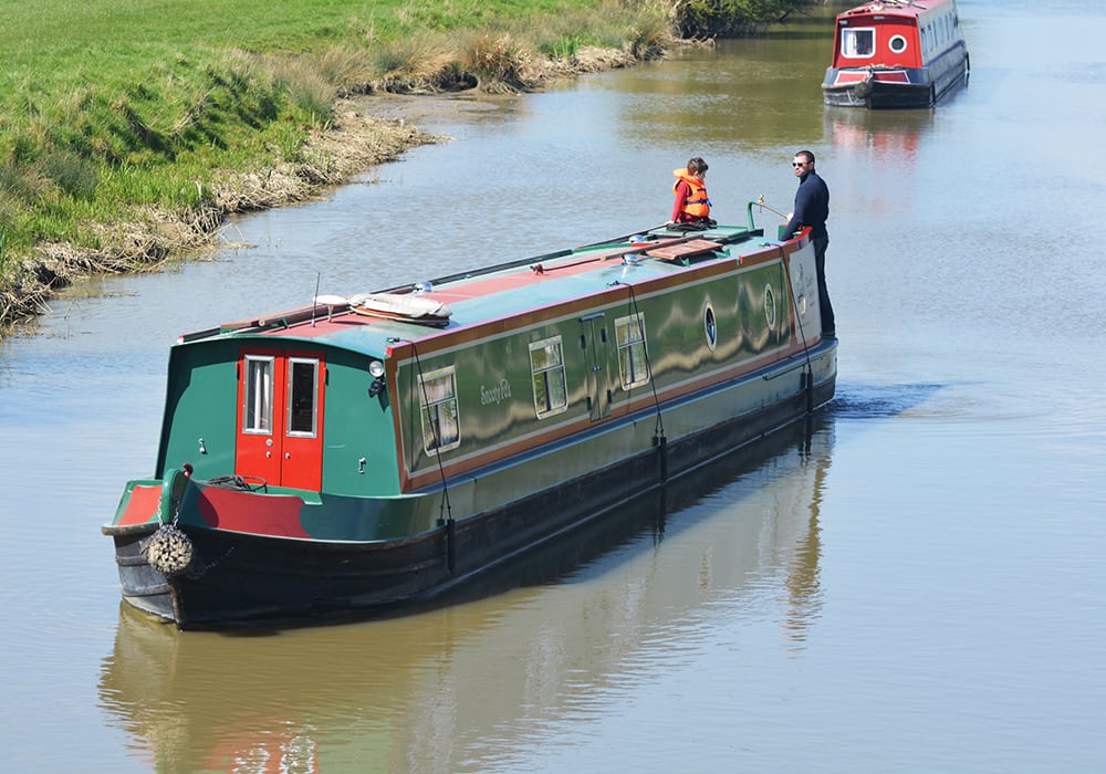Enjoy the peaceful scenes of the K&A Canal on a Foxhangers hire boat holiday