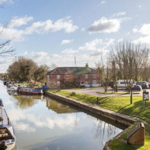 Canal Boat Holidays Pewsey Wharf Canal-side Pubs Pewsey Wharf