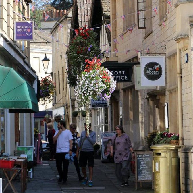 Things to do on the K&A Canal Holiday makers enjoying the quaint market towns and villages along the canal