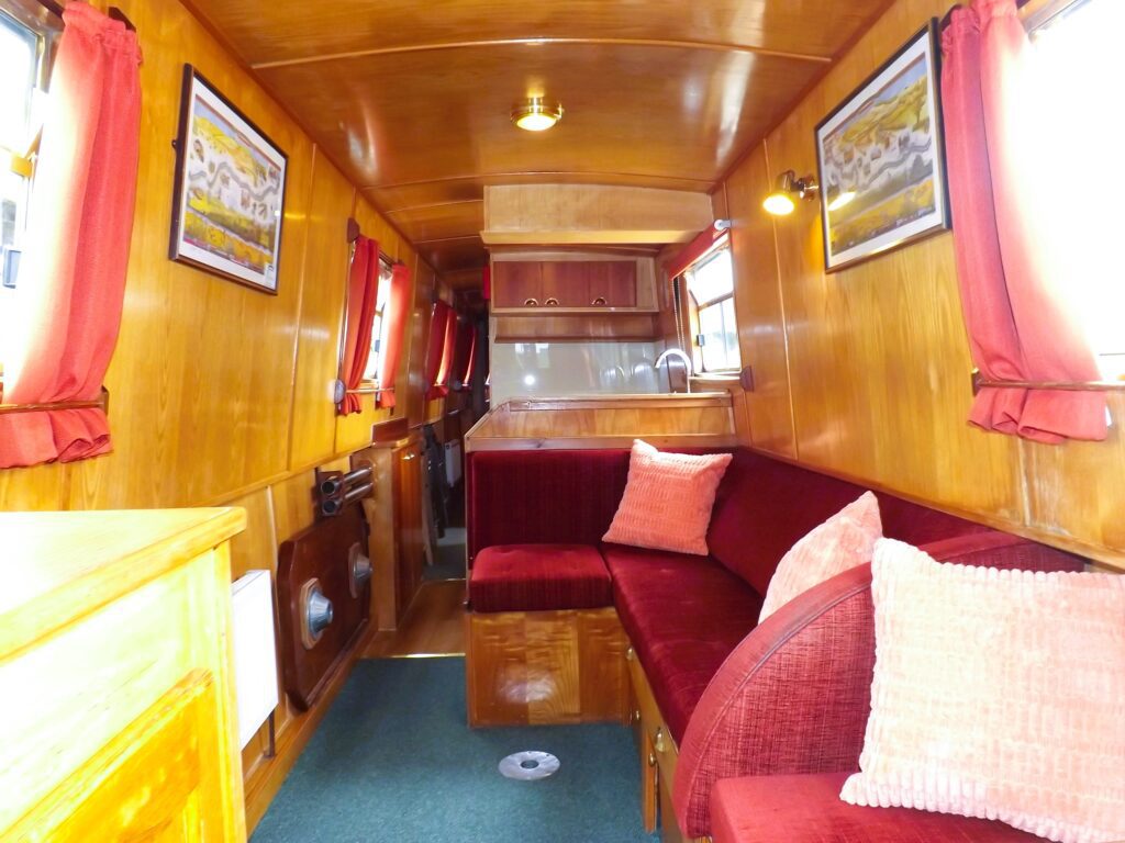 Foxhunter Saloon 2025 Redit